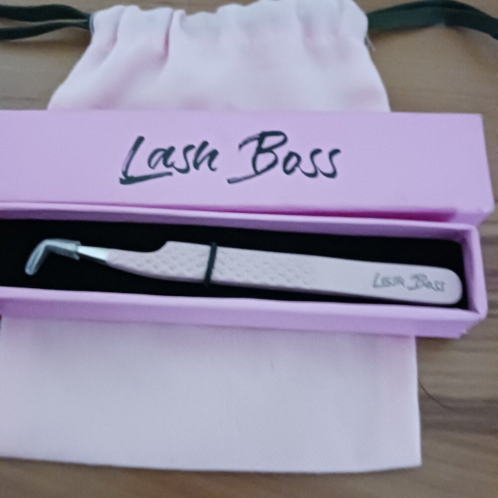 TWEEZERS FOR YOUR LASHES